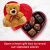 Russell Stover Día de San Valentín caja de chocolates con forma de corazon y peluche - Imagen 2