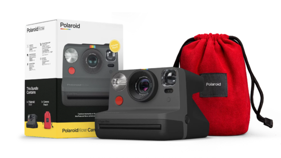 Paquete Polaroid Now con cámara negra y estuche de viaje rojo